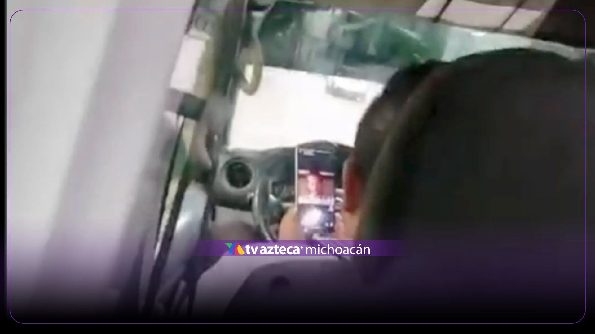 Denuncian a conductor de combi por manejar mientras veía videos en su celular en Morelia