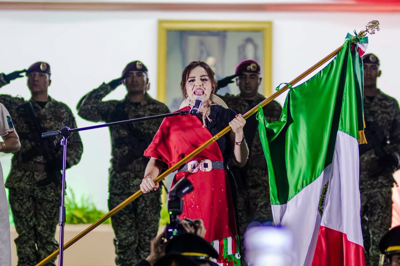 “¡Viva Carlos Manzo!”: Grecia Quiroz dedica su Grito de Independencia a la memoria de exalcalde de Uruapan, Michoacán