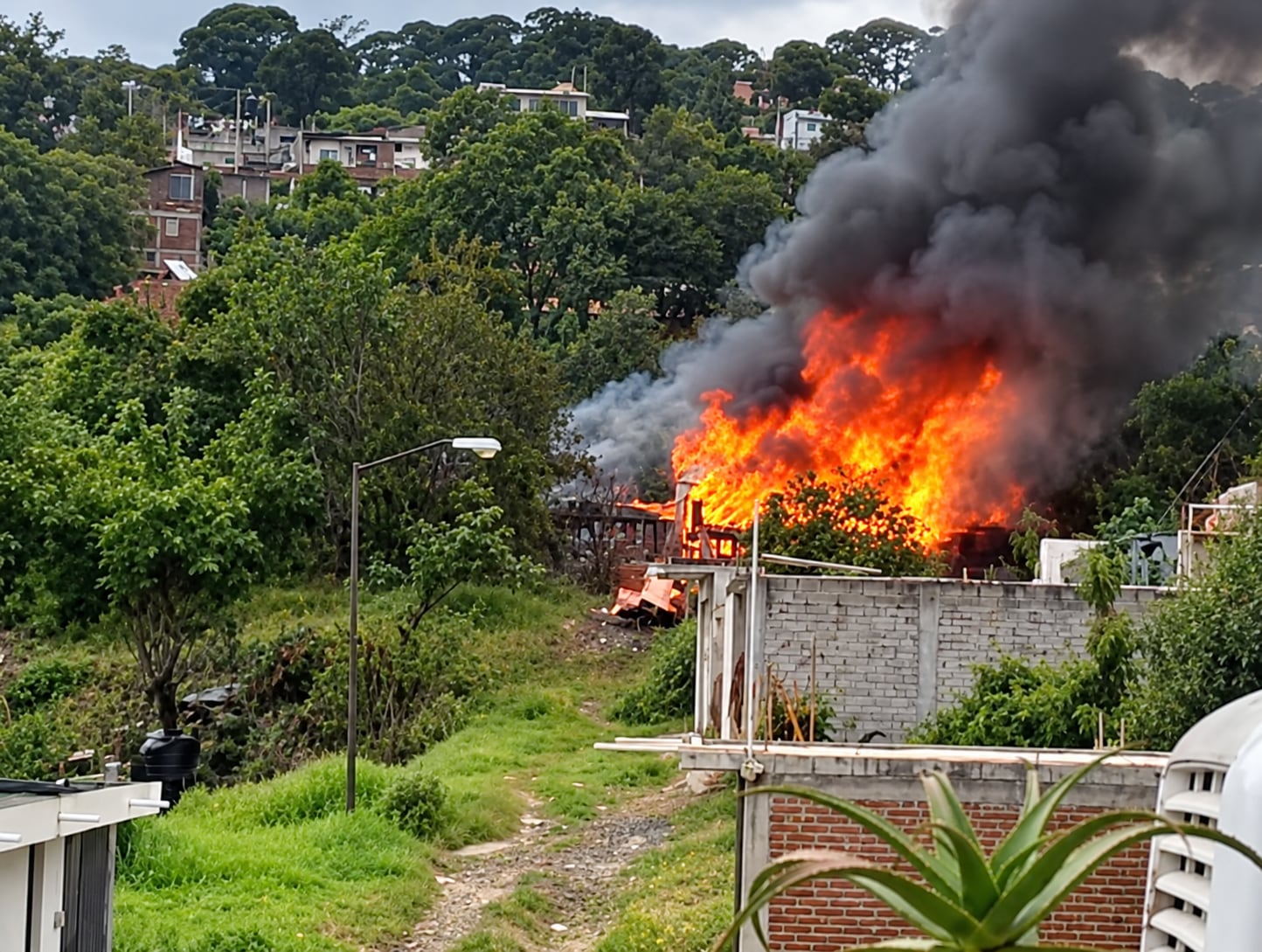 Reportan fuerte incendio en una vivienda en Michoacán 