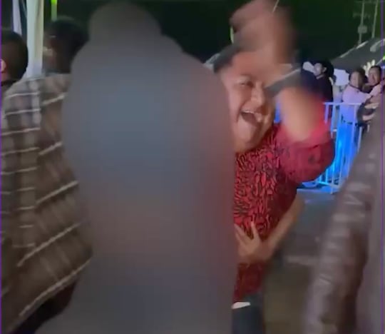 Alcalde morenista es captado nalgueando a una mujer