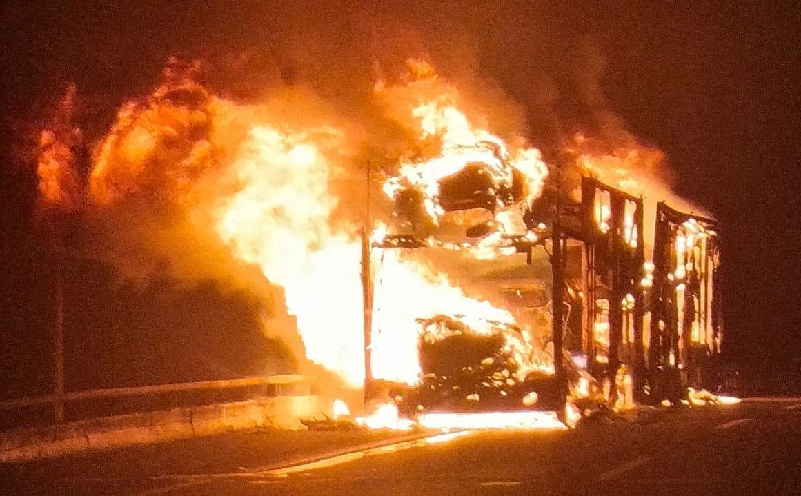 Tráiler y vehículos incendiados en carretera de Michoacán; esto sabemos 