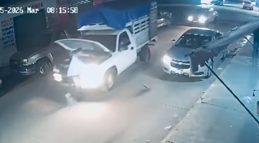 Baja a revisar su camioneta y esta arranca inesperadamente; lo atropella