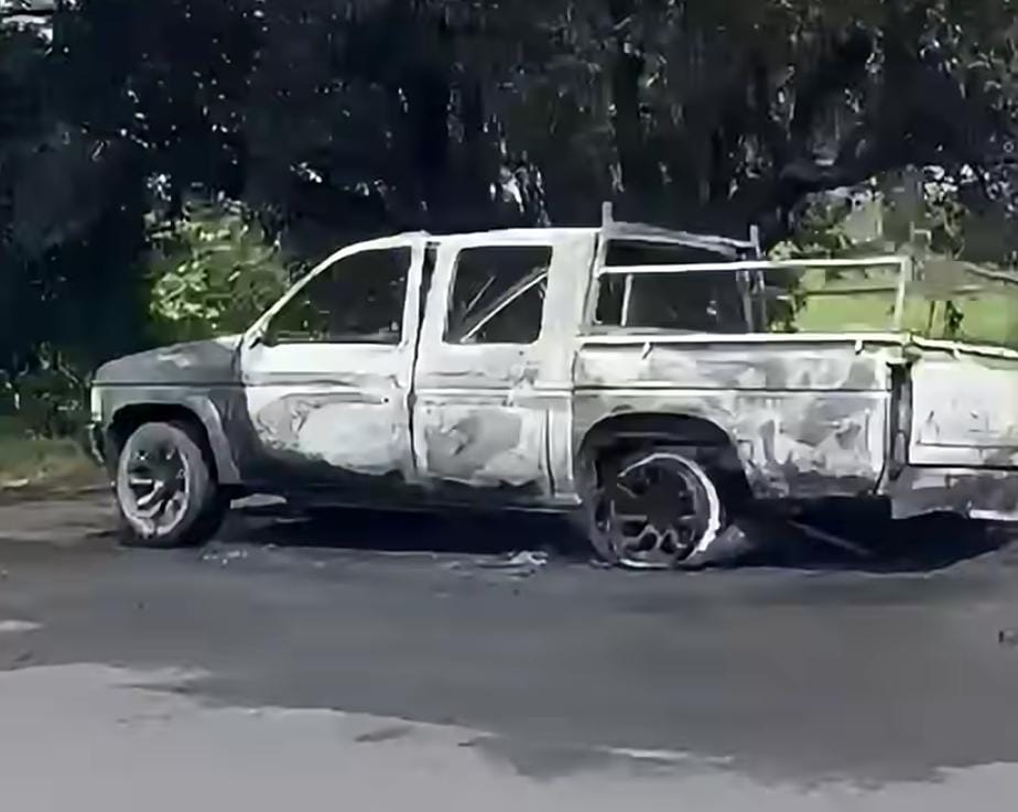 Reportan camioneta calcinada en la carretera Morelia-Salamanca, en Tarímbaro