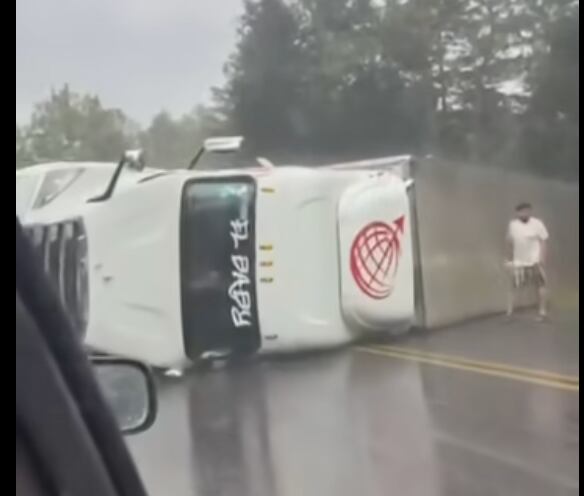 Vuelca tráiler en carretera de Michoacán; circulación permanece bloqueada