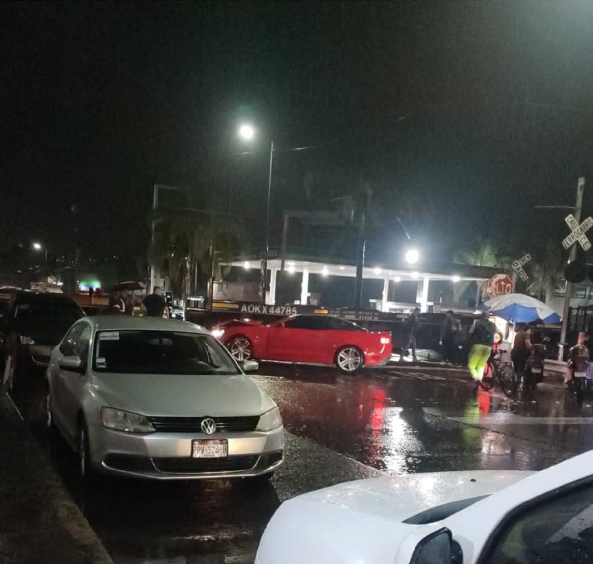 Vehículo de alta gama choca contra el tren en Morelia; así quedó.
