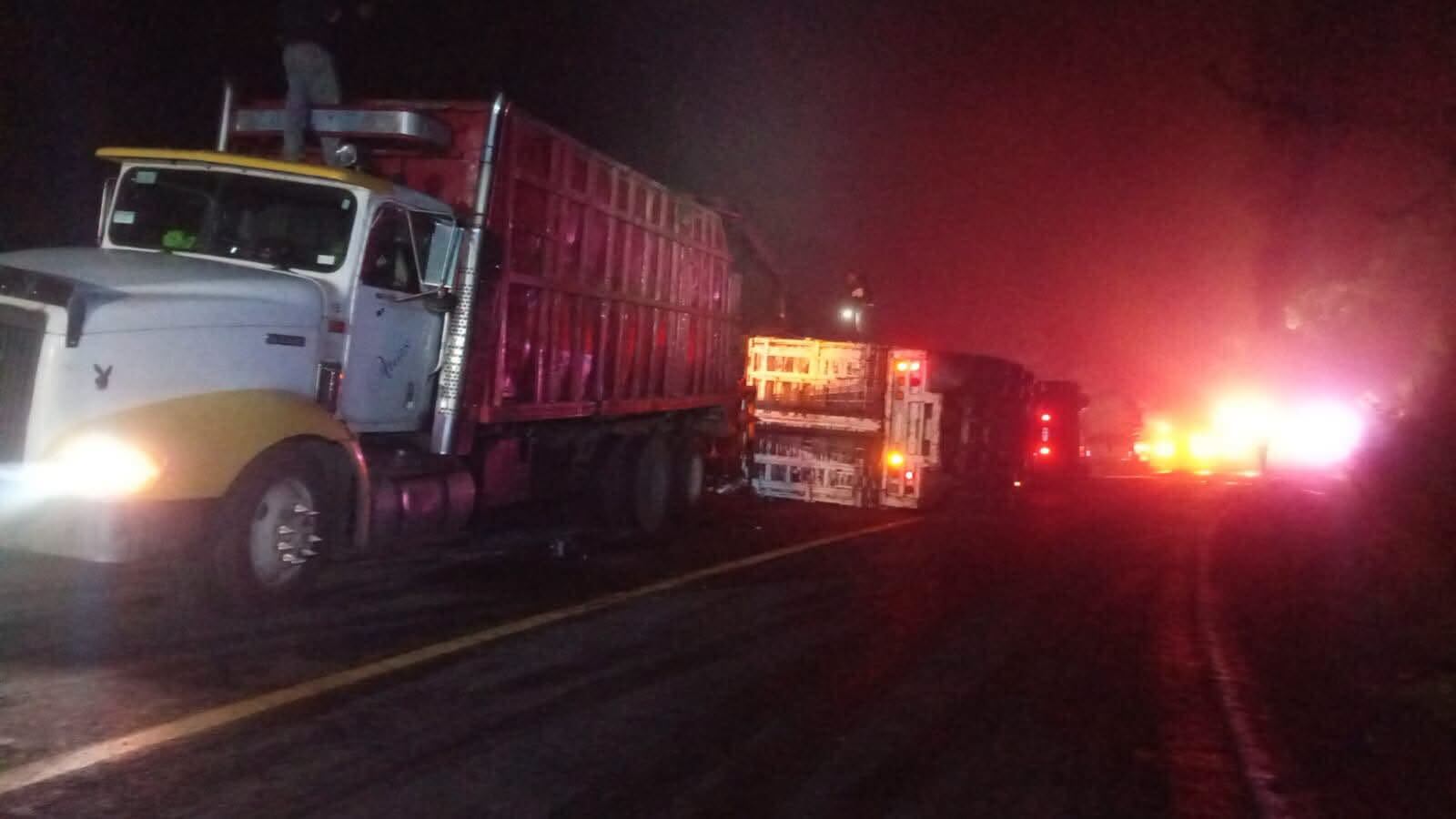 Vuelca tráiler y bloquea parcialmente la carretera Pátzcuaro-Uruapan en Michoacán