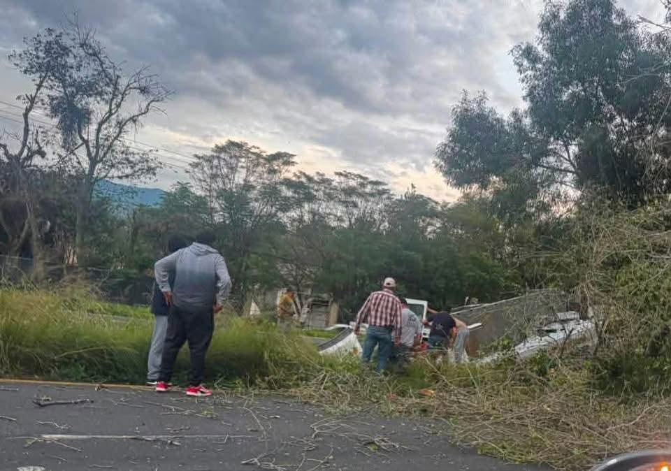 Muere hombre tras fatal volcadura en la Morelia-Pátzcuaro