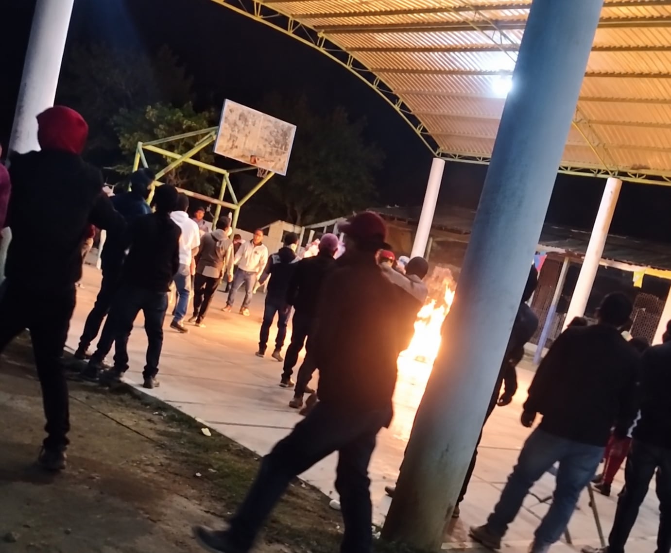 Pasa en México: Linchan y queman a pareja acusados de “brujería”