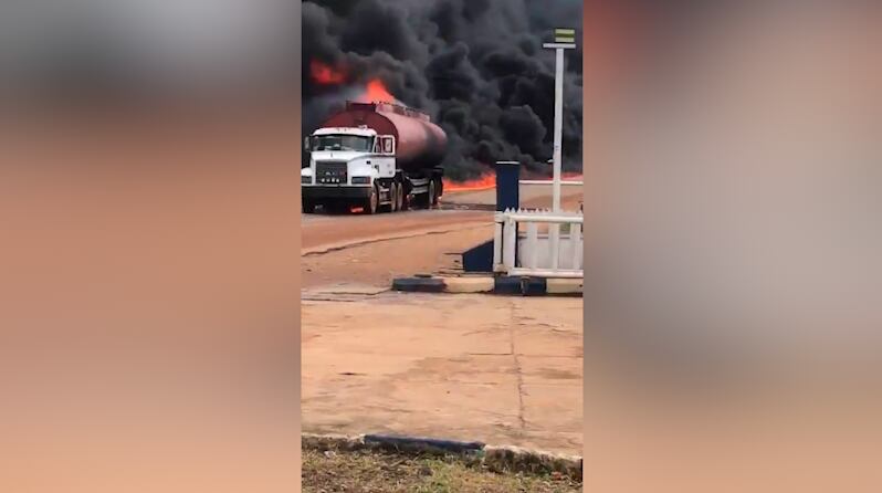 Camión cisterna se incendia y conductor lo aleja de una gasolinera
