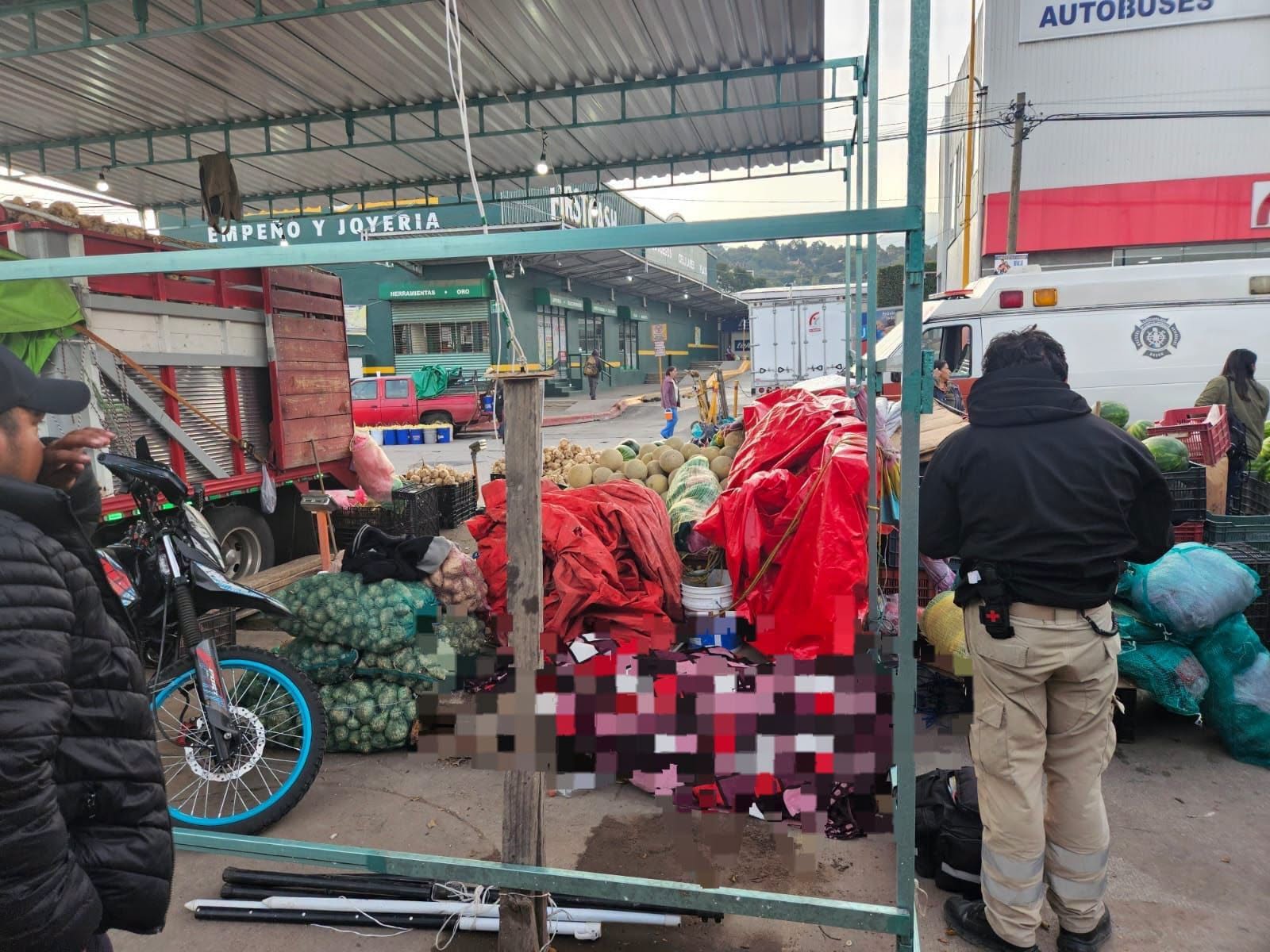 Fallece hombre sobre una tarima en puesto de verduras en Michoacán