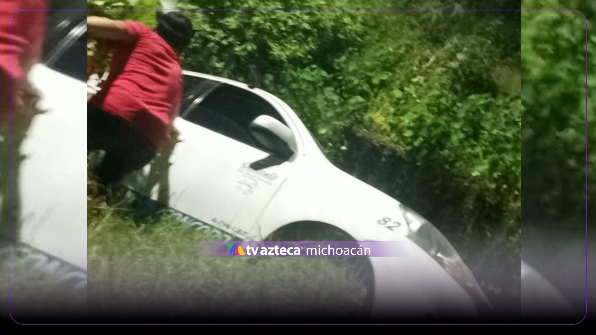 Auto cae a canal de aguas negras cerca de Tenencia Morelos, en Morelia
