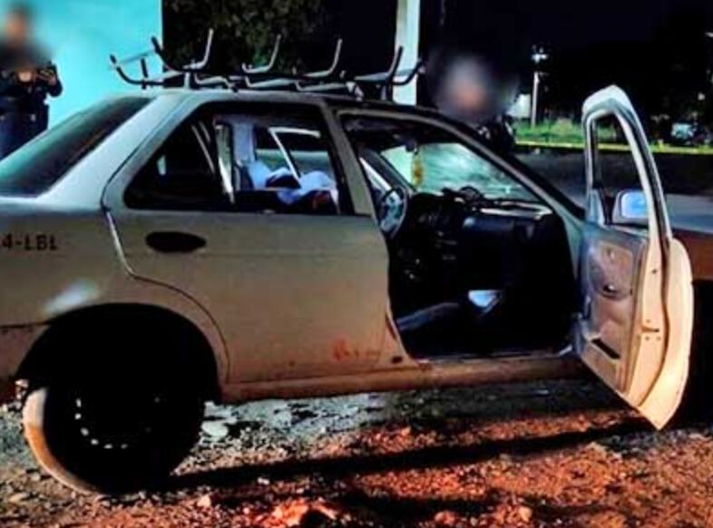 Taxi abandonado en Michoacan; tenía un cuerpo adentro