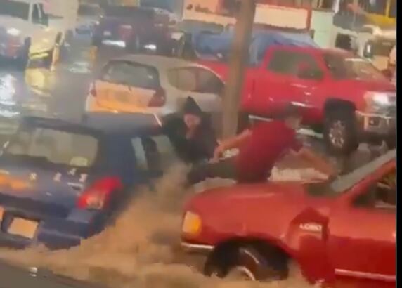Hombre rescata a mujer atrapada en su auto durante inundación en Mercado de Abastos