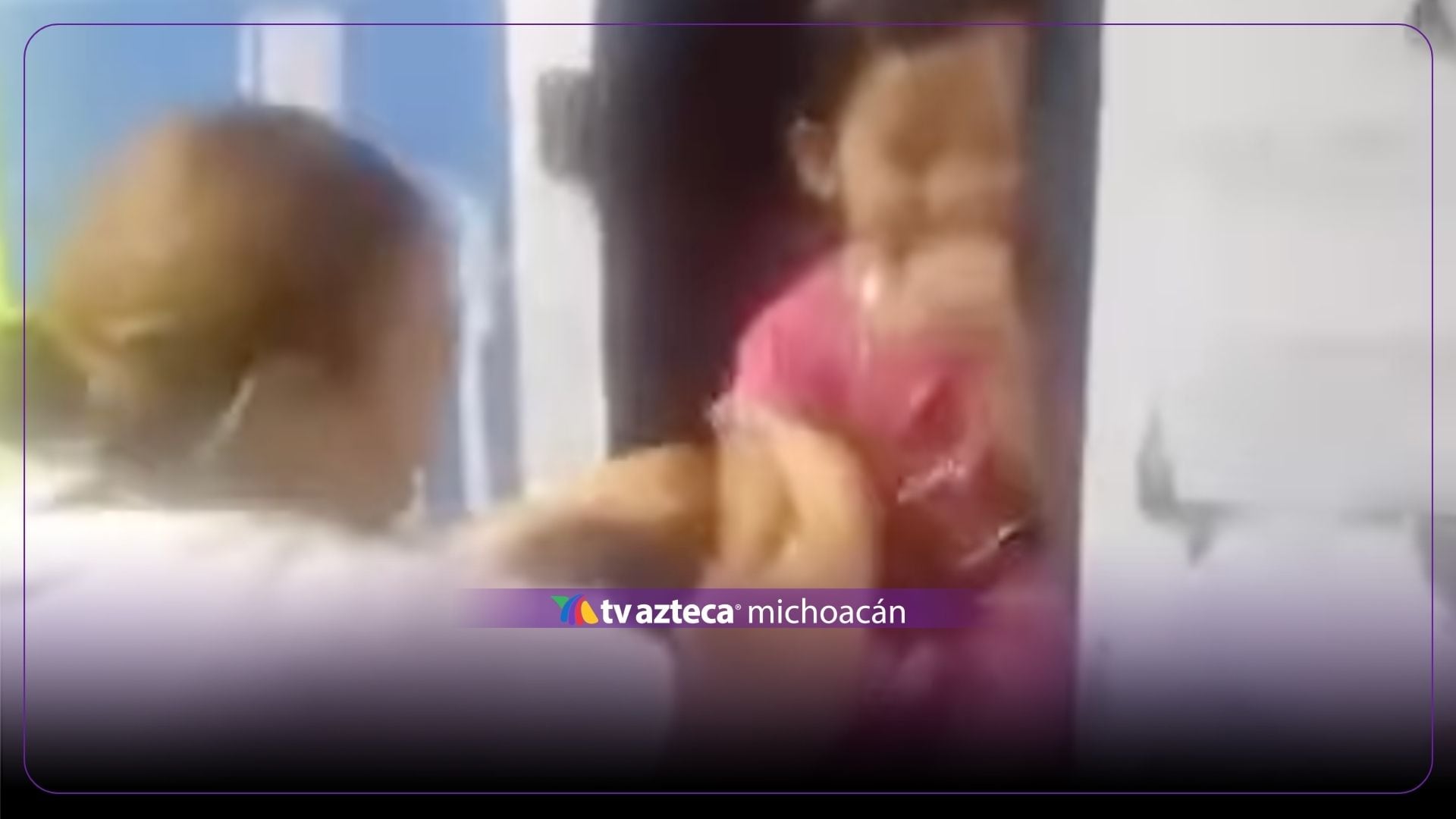 Sin agua en casa, mamá baña a su hija en una purificadora