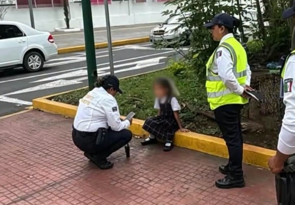 Encuentra a niña sola sobre una banqueta en Michoacán