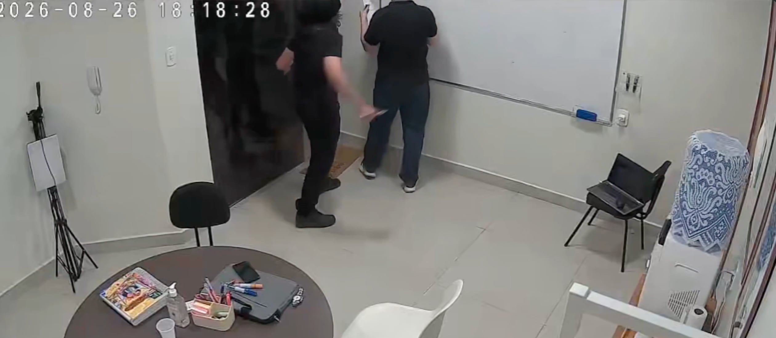 #VIDEO: Adolescente ataca a su profesor con nueve puñ4lad4s durante clase