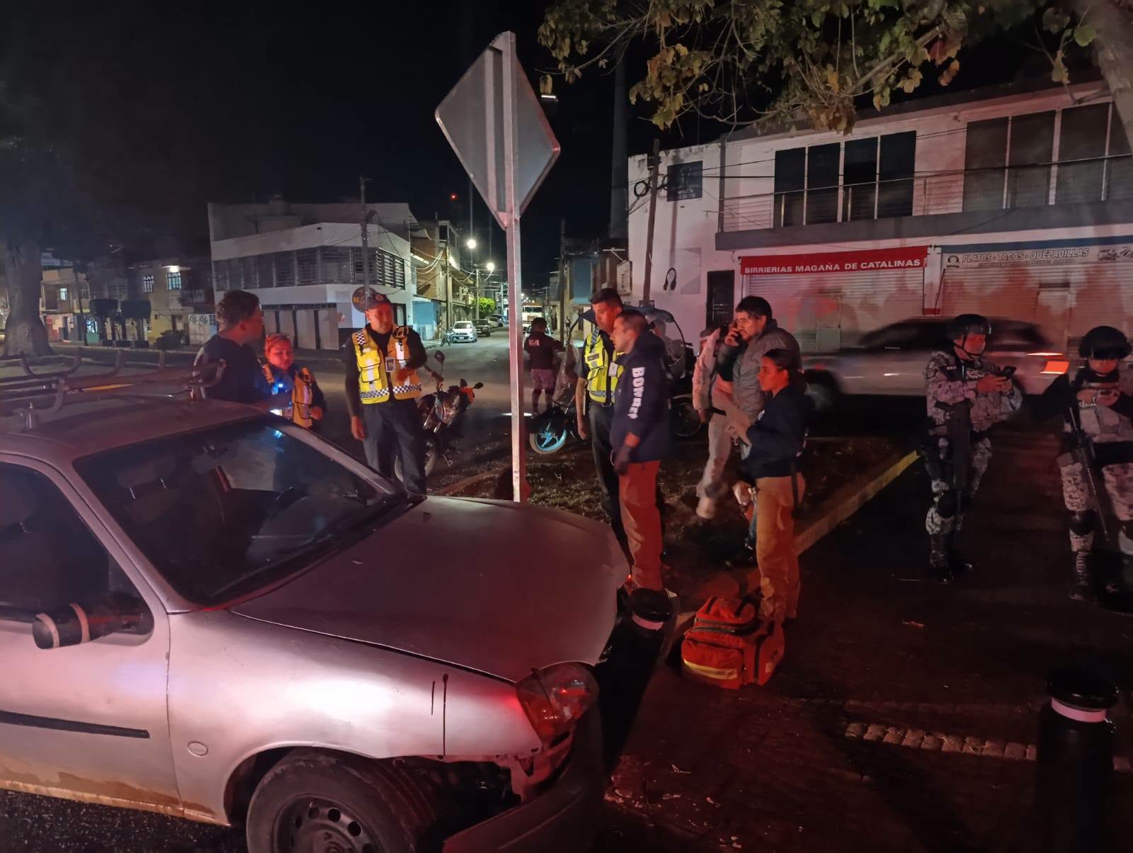 Choque cerca de la presidencia municipal deja dos heridos en Michoacán
