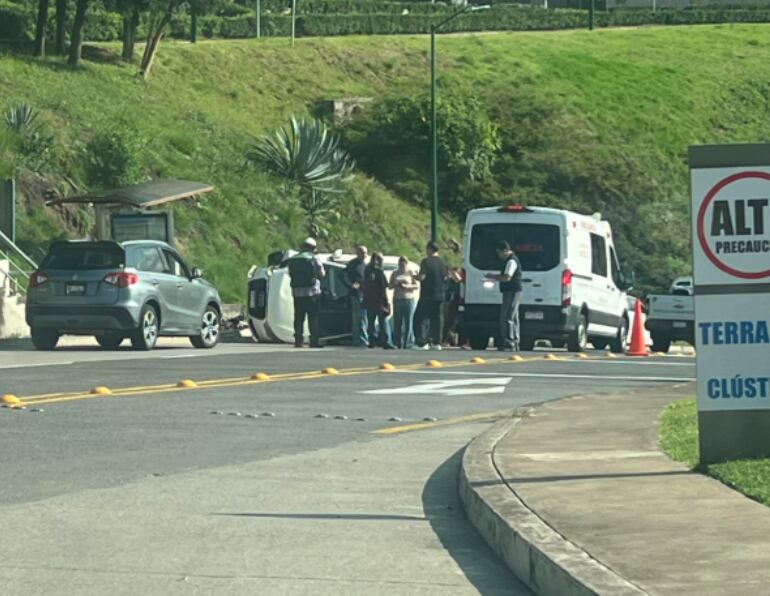 Auto vuelca esta mañana en Tres Marías, Morelia