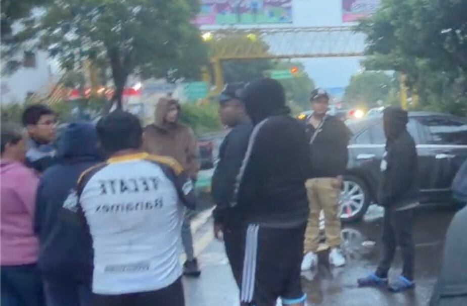 Manifestantes toman avenida Madero en Salida Quiroga
