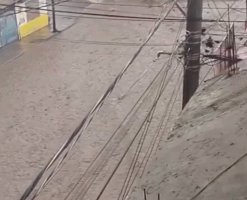 ¡El agua se lleva todo! Fuerte inundación sorprende y arrastra vehículos