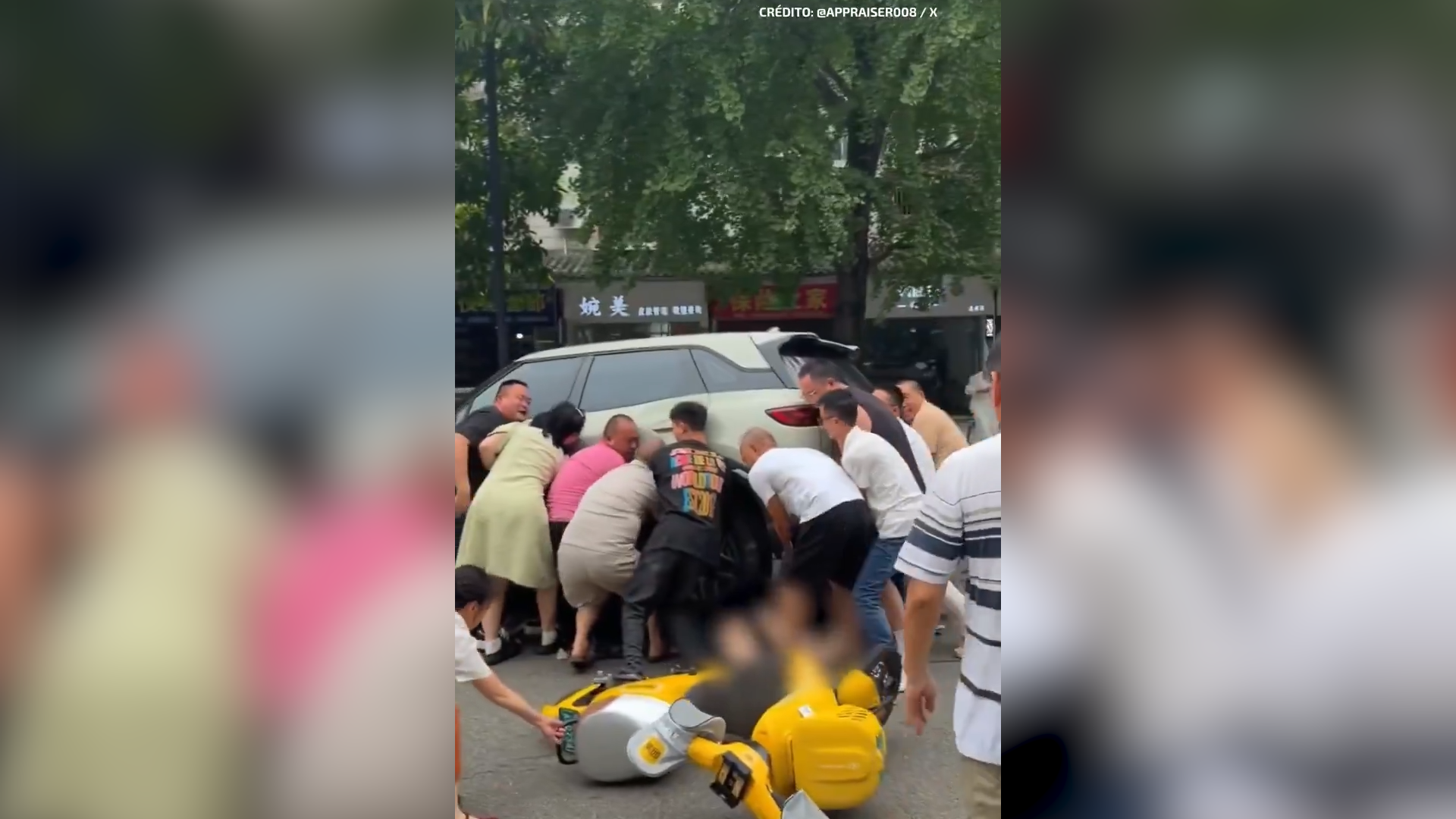 Peatones levantan camioneta para rescatar a joven
