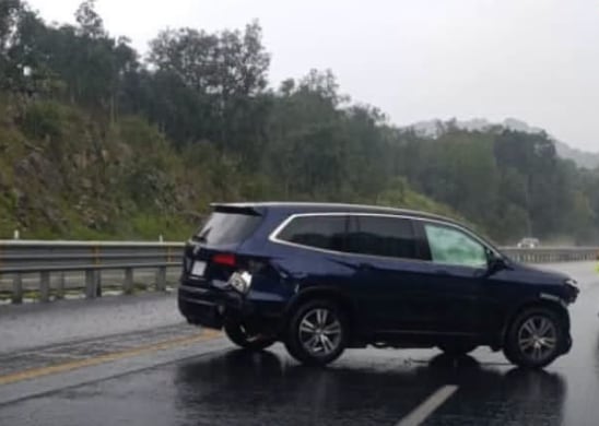 Intensa lluvia provoca accidente en la Siglo XXI; camioneta termina contra muro de contención
