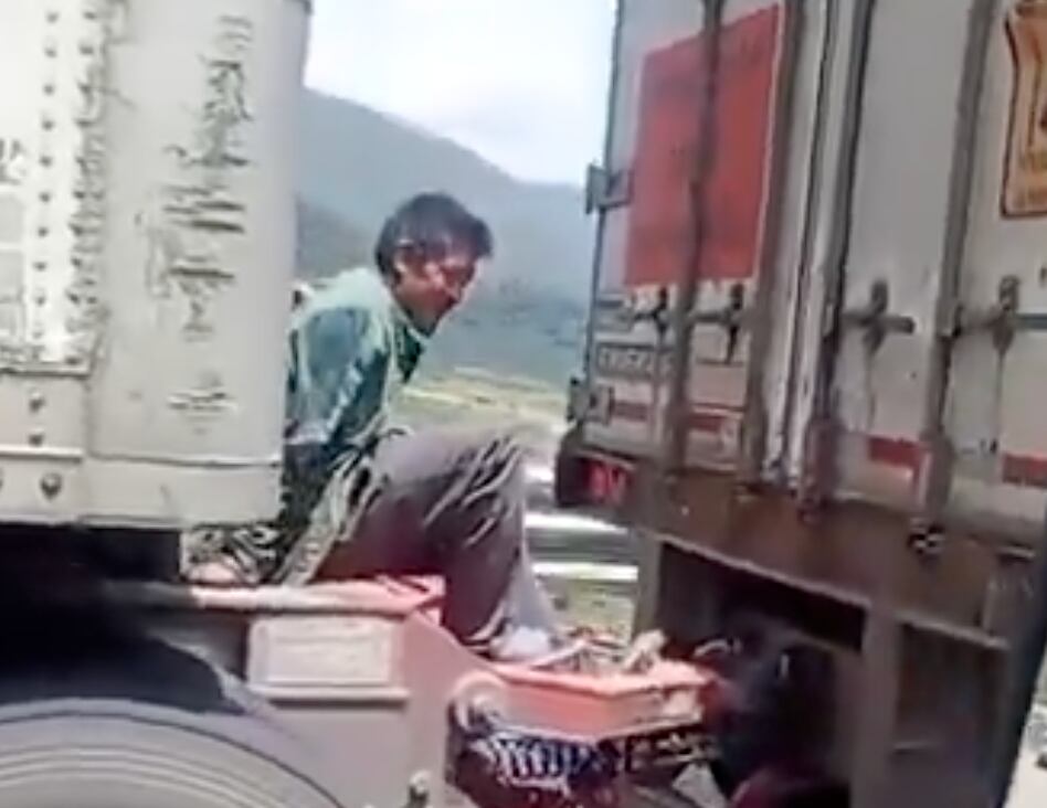 Captan a hombre viajando en el Dolly de un tráiler en plena autopista