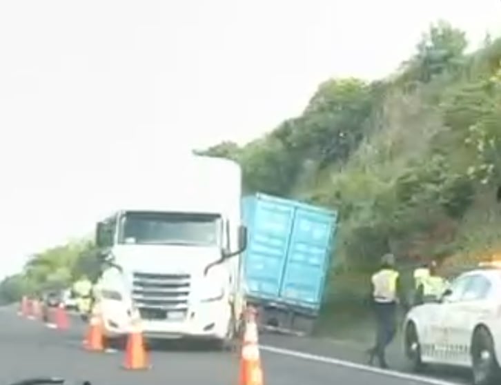 ¡ALERTA! Chocan dos tráilers en autopista de Michoacán; esto sabemos.