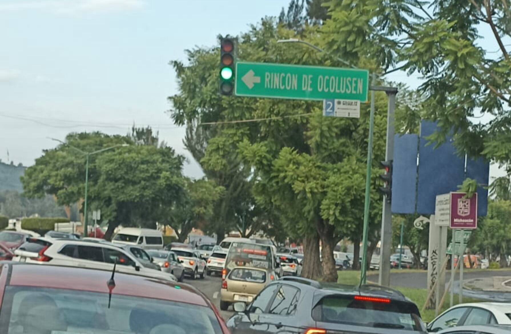 Tránsito saturado en Camelinas por falla en semáforo