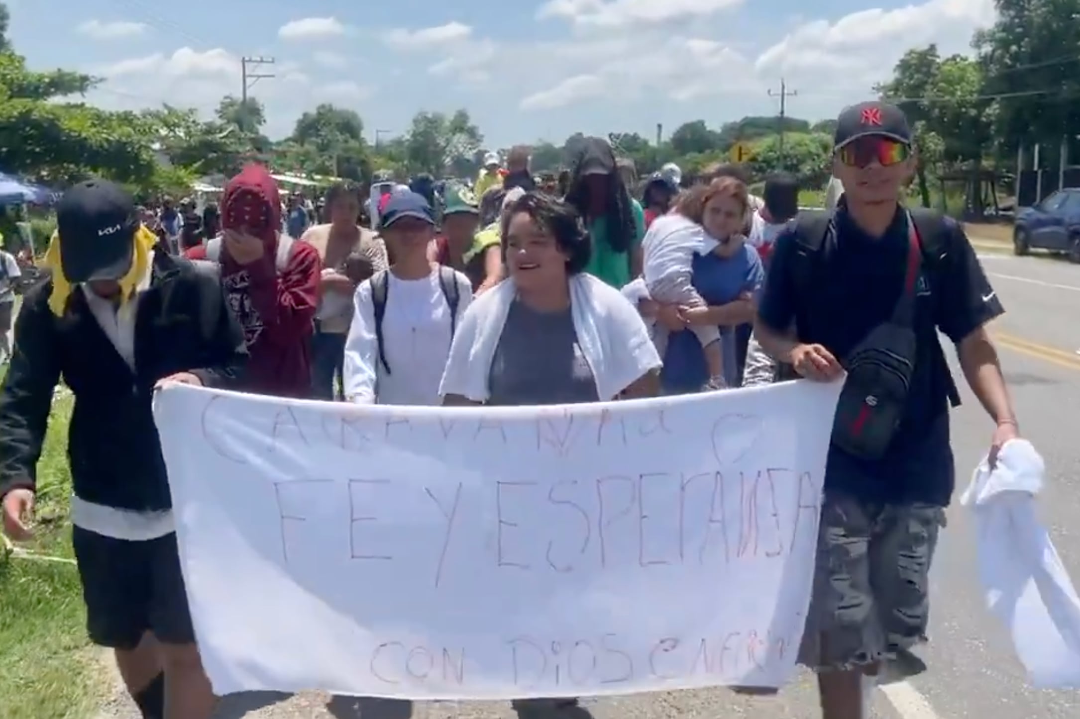 Más de 300 migrantes hondureños ingresan a México desde Guatemala.