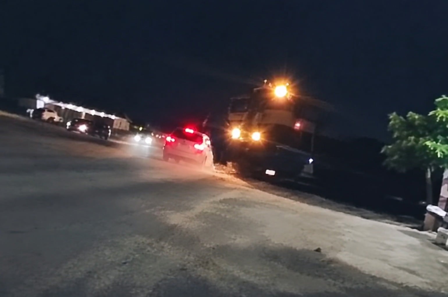 VIDEO: Carro se impacta contra el tren tras intentar ganarle el paso en Michoacán