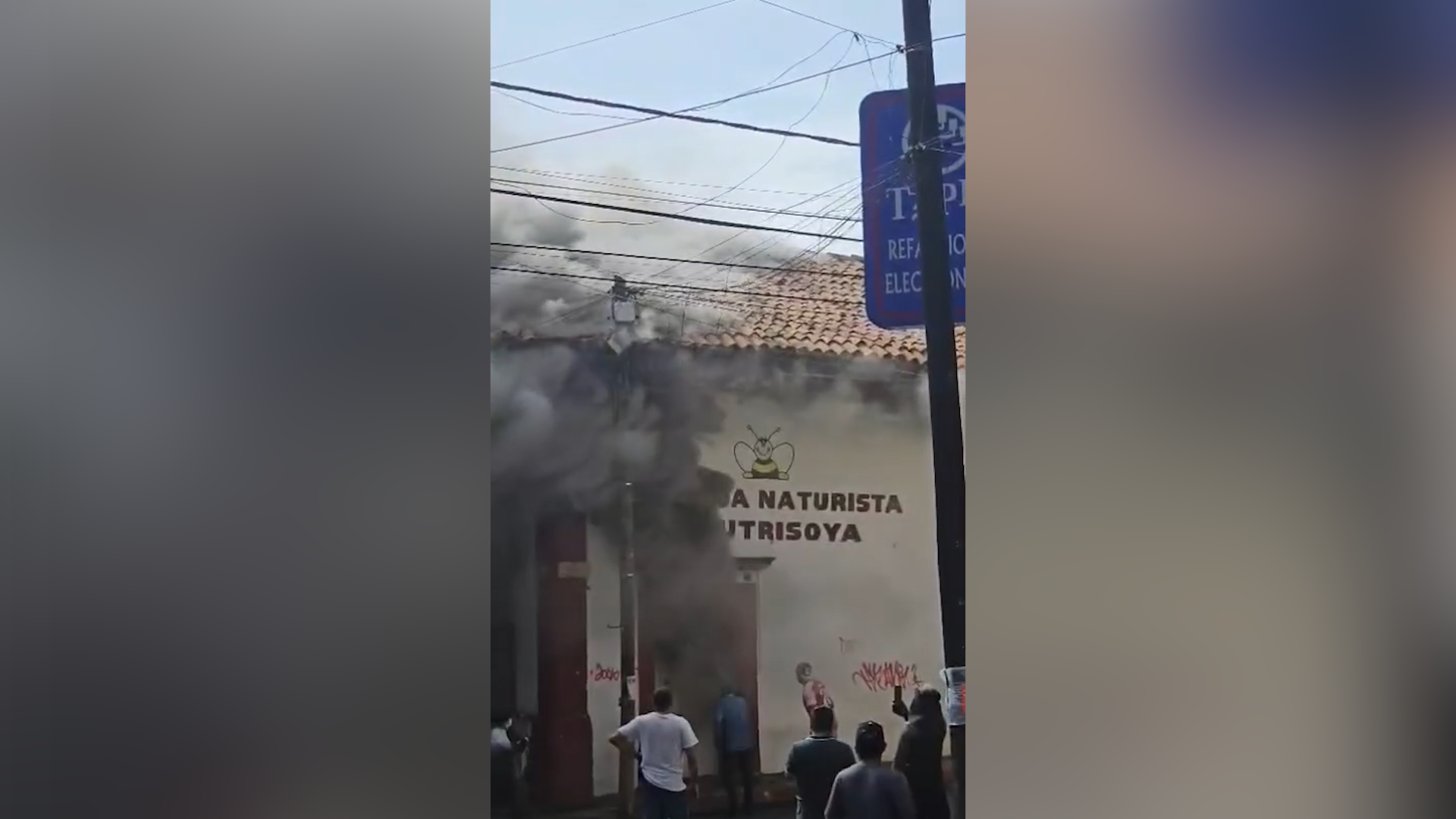 #VIDEO: Fuerte incendio consume negocio en el centro de Uruapan.