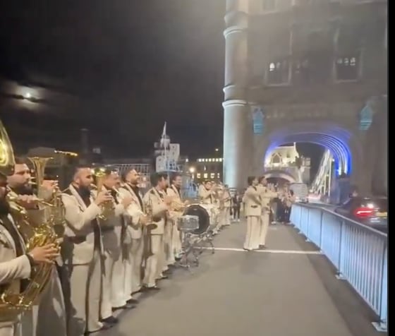 Banda El Recodo arma fiesta en Londres y la policía los corre