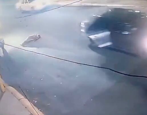 Mujer se lanza de auto en movimiento para escapar de su expareja: IMÁGENES FUERTES
