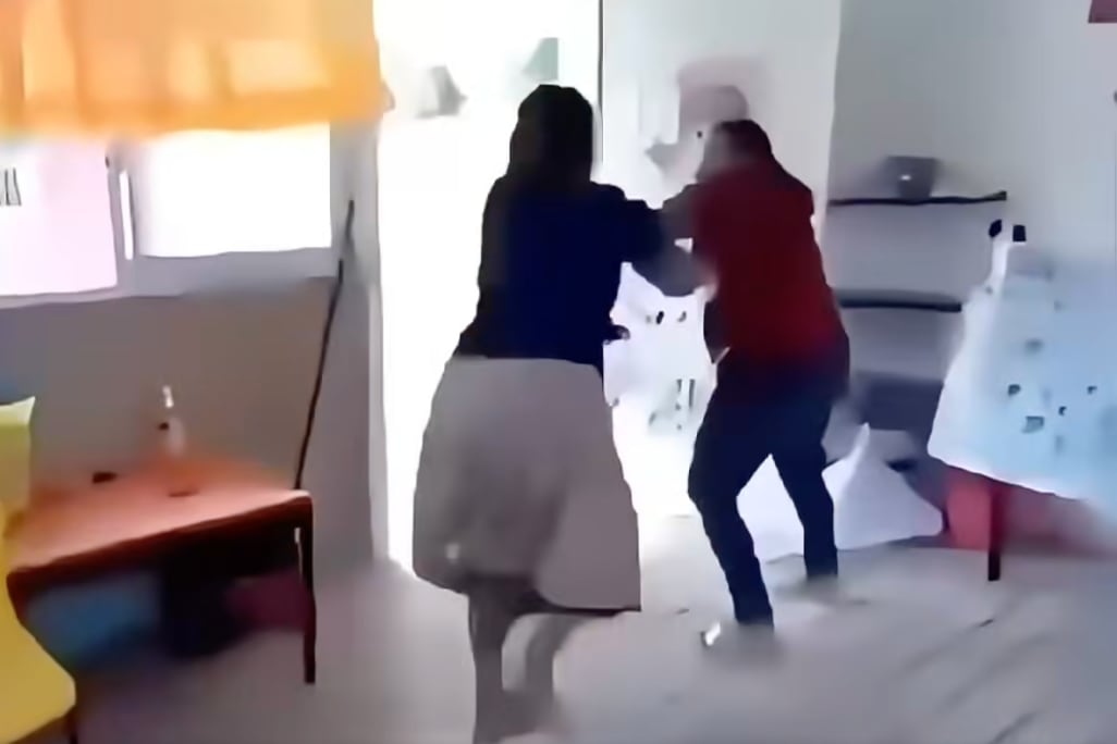 En la primera semana de clases, maestra y madre de familia de agarran a golpes