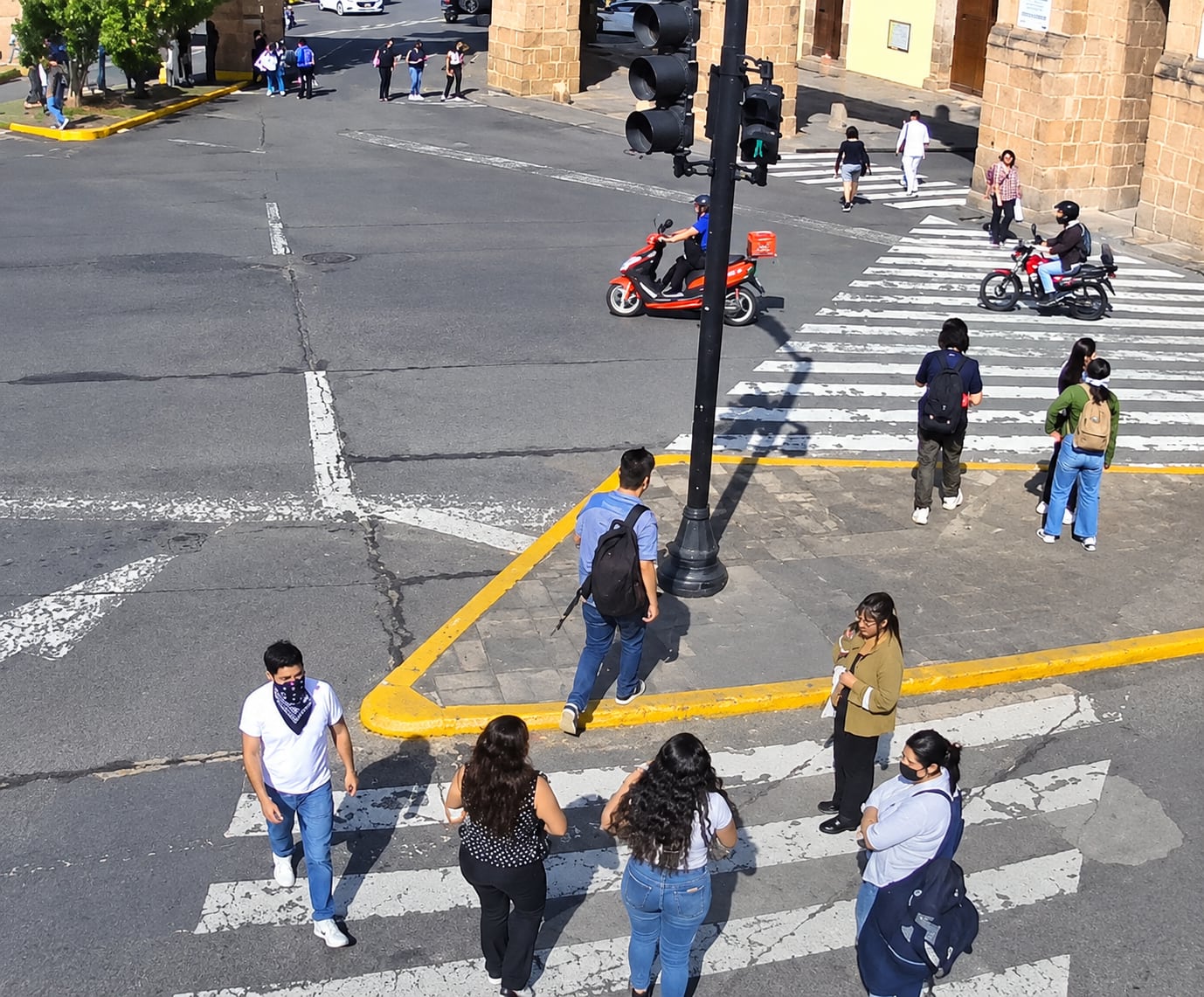 Normalistas bloquean avenida Madero de Morelia