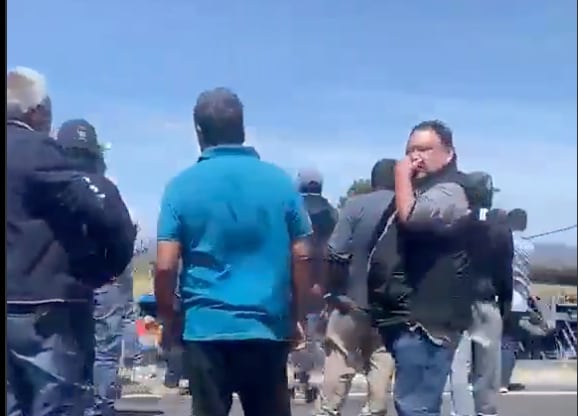 Vuelca tráiler con cerveza y pobladores realizan rapiña