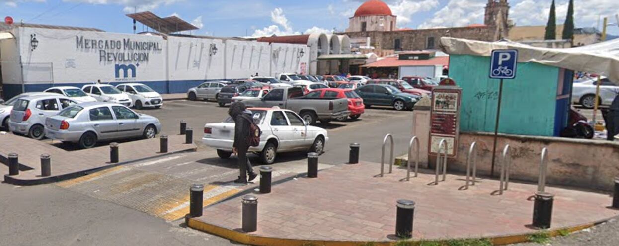 Abuelita sufre caída en mercado de San Juan Morelia