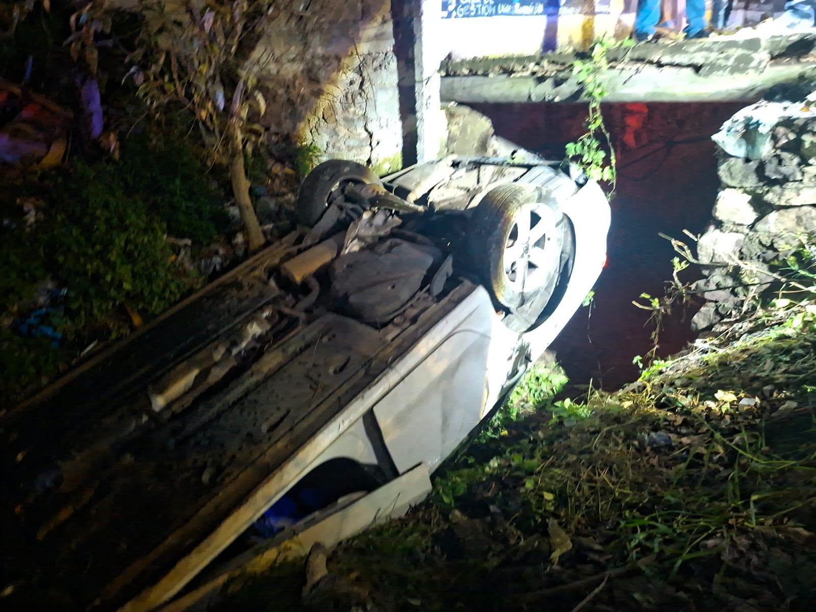 Volcadura en el Libramiento; el auto quedó en una zanja